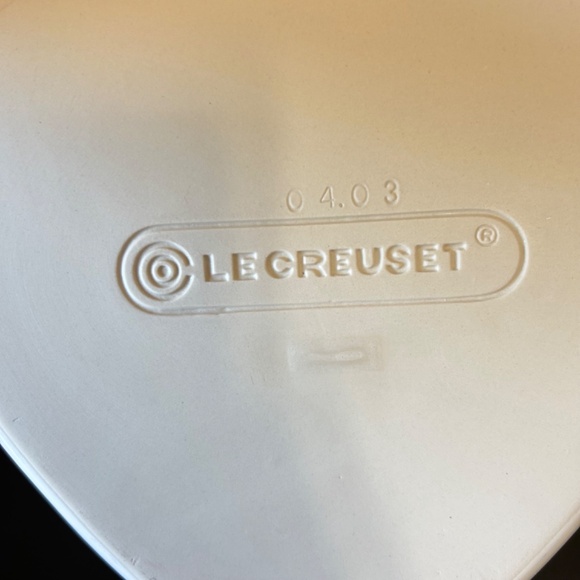 Le Creuset Ramekin D’ Amour Covered Heart Dish. White - Picture 6 of 12